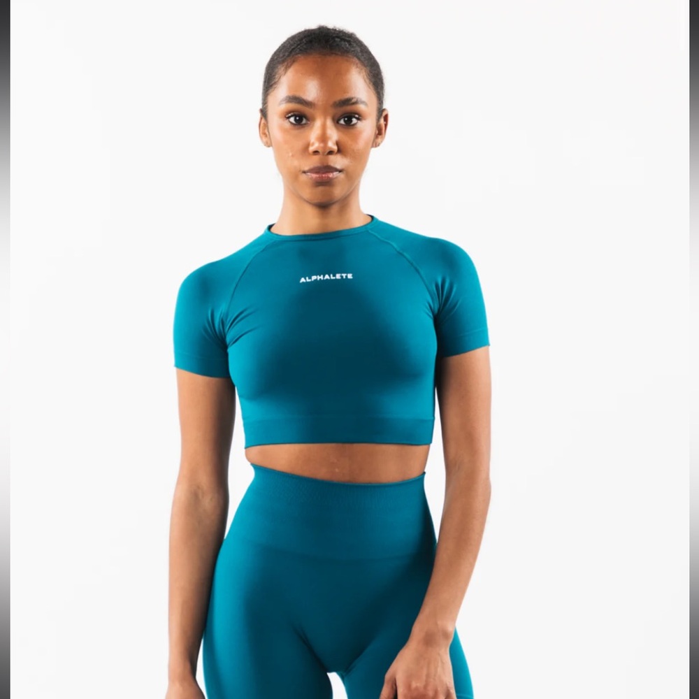 Alphalete Amplify Cropped Tee in Teal